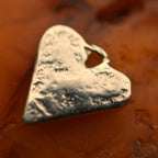 Herzanhänger „Goldene Ornamente“ aus 925er Silber – Symbol für Liebe und Zärtlichkeit, Skulpturenschmuck im Boho- und rustikalen Stil | Art Diva