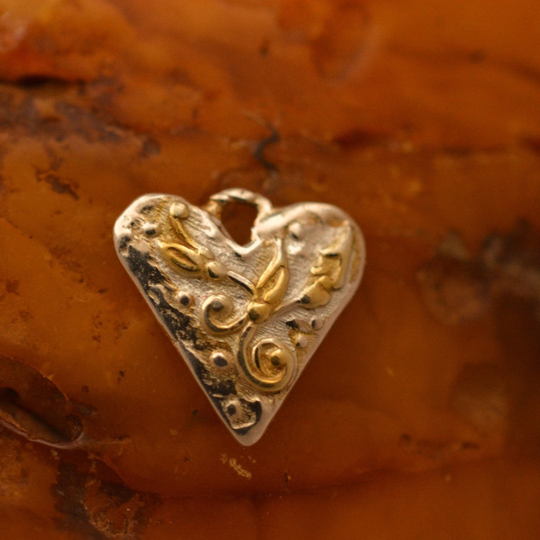 Herzanhänger „Goldene Ornamente“ aus 925er Silber – Symbol für Liebe und Zärtlichkeit, Skulpturenschmuck im Boho- und rustikalen Stil | Art Diva