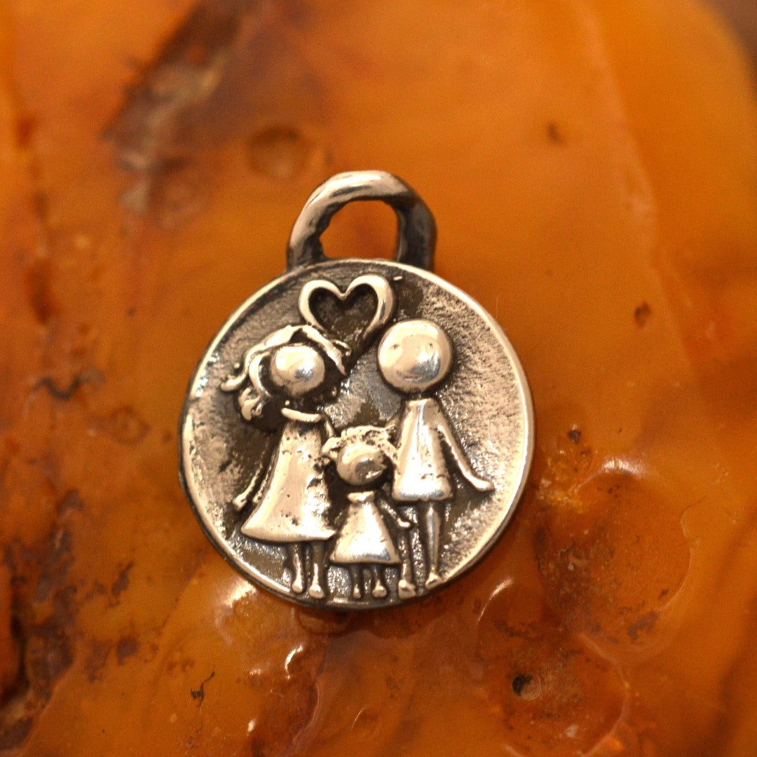 „Meine Familie“-Anhänger aus 925er Silber – Symbol für Liebe und Zusammenhalt, Skulpturenschmuck im Boho- und rustikalen Stil | Art Diva