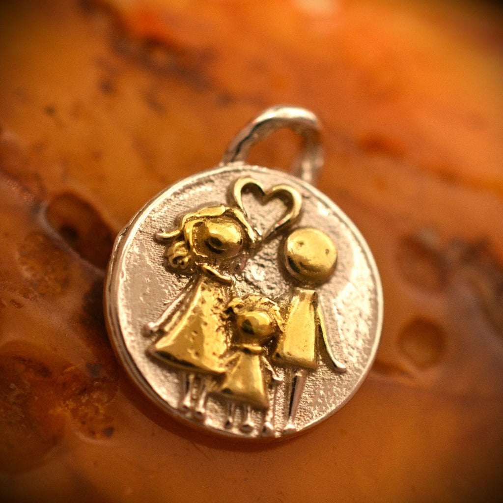 „Goldene Familie“-Anhänger aus 925er Silber – Symbol für Liebe und Zusammenhalt, Skulpturenschmuck im Boho- und rustikalen Stil | Art Diva