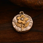 „Goldene Blume“ – Anhänger aus 925er Silber, Symbol für Zärtlichkeit und Neuanfang, handgefertigter Skulpturenschmuck im Boho- und rustikalen Stil | Art Diva
