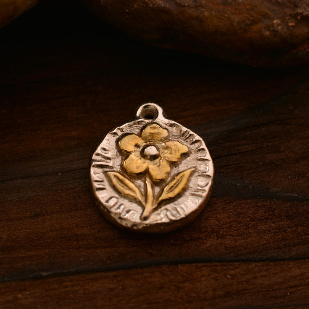 „Goldene Blume“ – Anhänger aus 925er Silber, Symbol für Zärtlichkeit und Neuanfang, handgefertigter Skulpturenschmuck im Boho- und rustikalen Stil | Art Diva