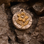 „Goldene Blume“ – Anhänger aus 925er Silber, Symbol für Zärtlichkeit und Neuanfang, handgefertigter Skulpturenschmuck im Boho- und rustikalen Stil | Art Diva