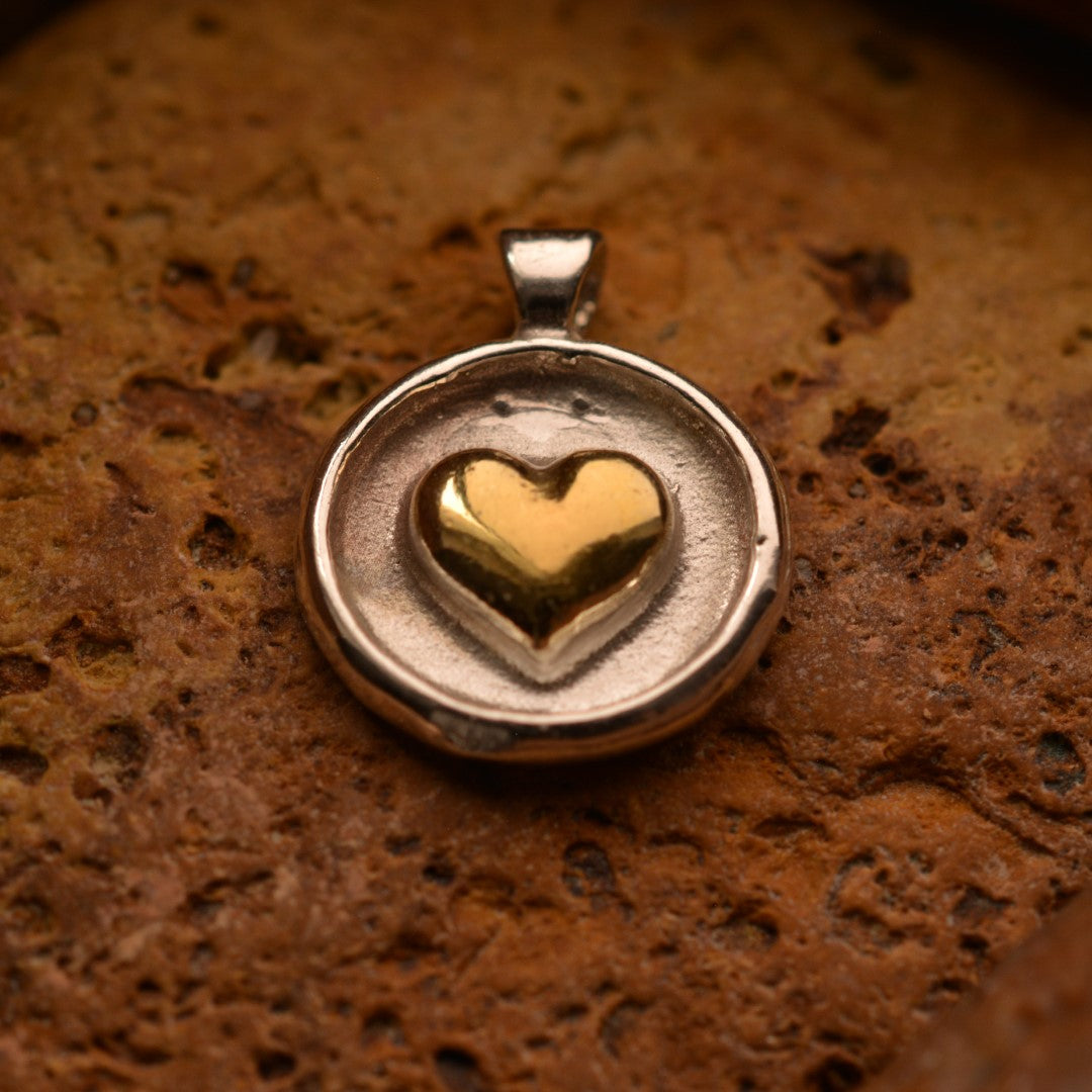 „Goldenes Herz“ – Anhänger aus 925er Silber mit goldfarbenen Akzenten, Symbol für Liebe, Zärtlichkeit und Geborgenheit, Skulpturenschmuck im Boho- und rustikalen Stil | Art Diva