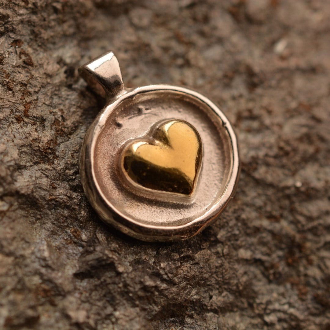 „Goldenes Herz“ – Anhänger aus 925er Silber mit goldfarbenen Akzenten, Symbol für Liebe, Zärtlichkeit und Geborgenheit, Skulpturenschmuck im Boho- und rustikalen Stil | Art Diva