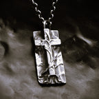 „Grabtuch“-Kreuz-Anhänger für Herren aus 925er Silber – Symbol für Glauben und Schutz, handgefertigter skulpturaler Schmuck im Boho-Rustik-Stil | Art Diva