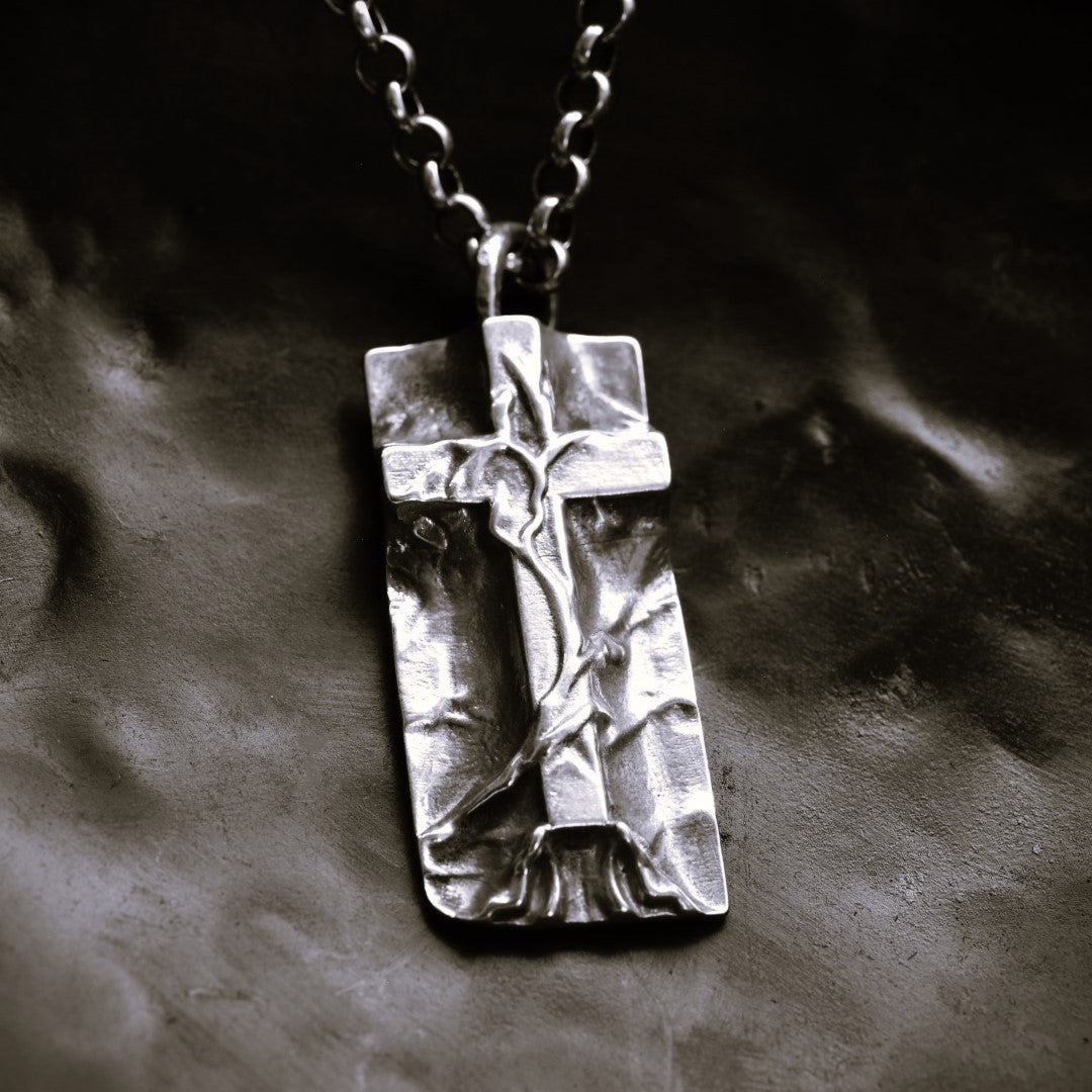 „Grabtuch“-Kreuz-Anhänger für Herren aus 925er Silber – Symbol für Glauben und Schutz, handgefertigter skulpturaler Schmuck im Boho-Rustik-Stil | Art Diva