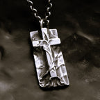 „Grabtuch“-Kreuz-Anhänger für Herren aus 925er Silber – Symbol für Glauben und Schutz, handgefertigter skulpturaler Schmuck im Boho-Rustik-Stil | Art Diva
