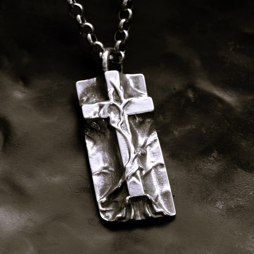 „Grabtuch“-Kreuz-Anhänger für Herren aus 925er Silber – Symbol für Glauben und Schutz, handgefertigter skulpturaler Schmuck im Boho-Rustik-Stil | Art Diva
