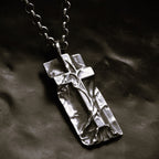 „Grabtuch“-Kreuz-Anhänger für Herren aus 925er Silber – Symbol für Glauben und Schutz, handgefertigter skulpturaler Schmuck im Boho-Rustik-Stil | Art Diva