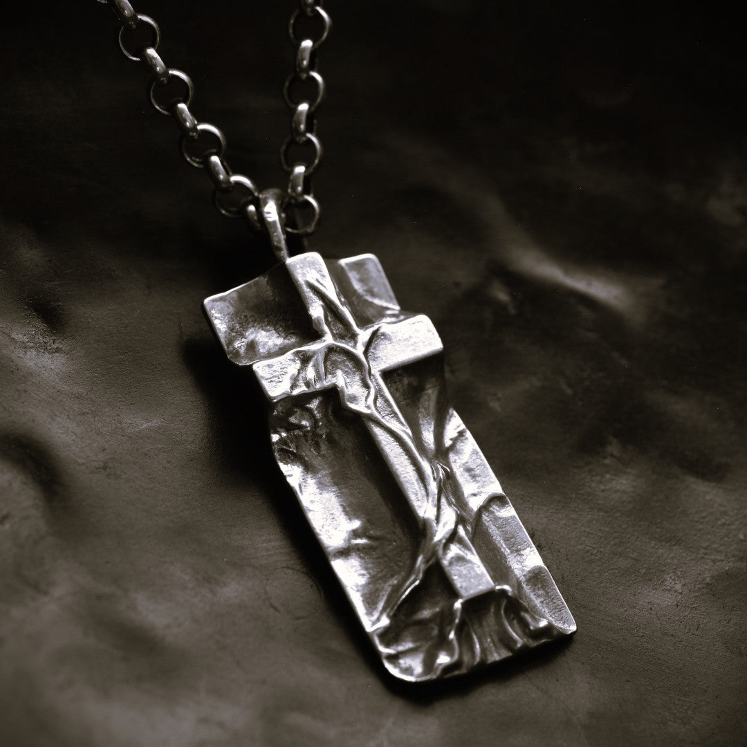 „Grabtuch“-Kreuz-Anhänger für Herren aus 925er Silber – Symbol für Glauben und Schutz, handgefertigter skulpturaler Schmuck im Boho-Rustik-Stil | Art Diva