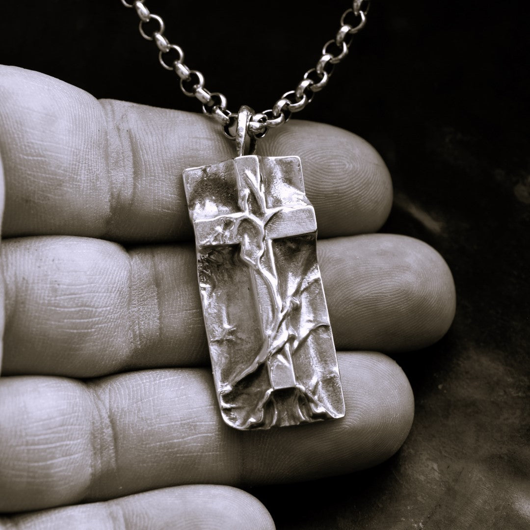 „Grabtuch“-Kreuz-Anhänger für Herren aus 925er Silber – Symbol für Glauben und Schutz, handgefertigter skulpturaler Schmuck im Boho-Rustik-Stil | Art Diva