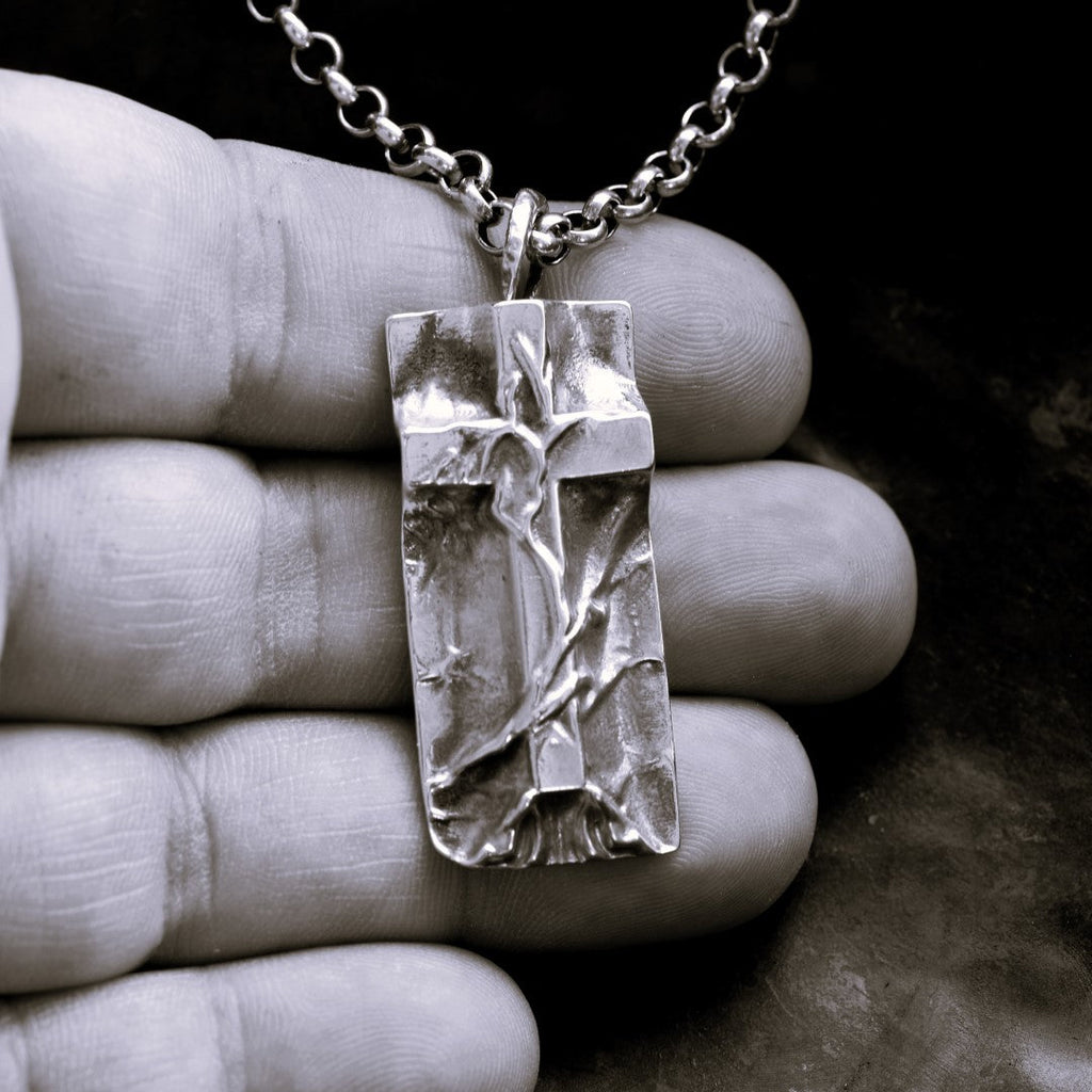 „Grabtuch“-Kreuz-Anhänger für Herren aus 925er Silber – Symbol für Glauben und Schutz, handgefertigter skulpturaler Schmuck im Boho-Rustik-Stil | Art Diva