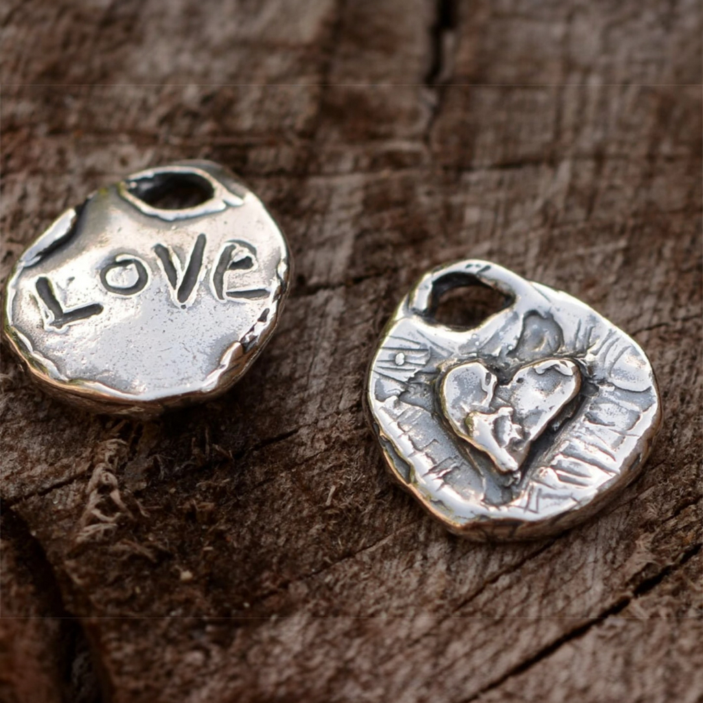 „Herz mit LOVE“-Anhänger aus 925er Silber – doppelseitiger Talisman für Liebe und emotionale Verbundenheit im Boho- und rustikalen Stil | Art Diva