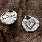 „Herz mit LOVE“-Anhänger aus 925er Silber – doppelseitiger Talisman für Liebe und emotionale Verbundenheit im Boho- und rustikalen Stil | Art Diva