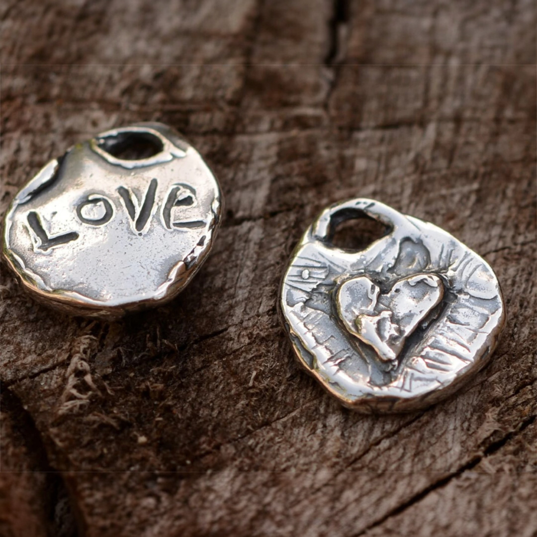 „Herz mit LOVE“-Anhänger aus 925er Silber – doppelseitiger Talisman für Liebe und emotionale Verbundenheit im Boho- und rustikalen Stil | Art Diva