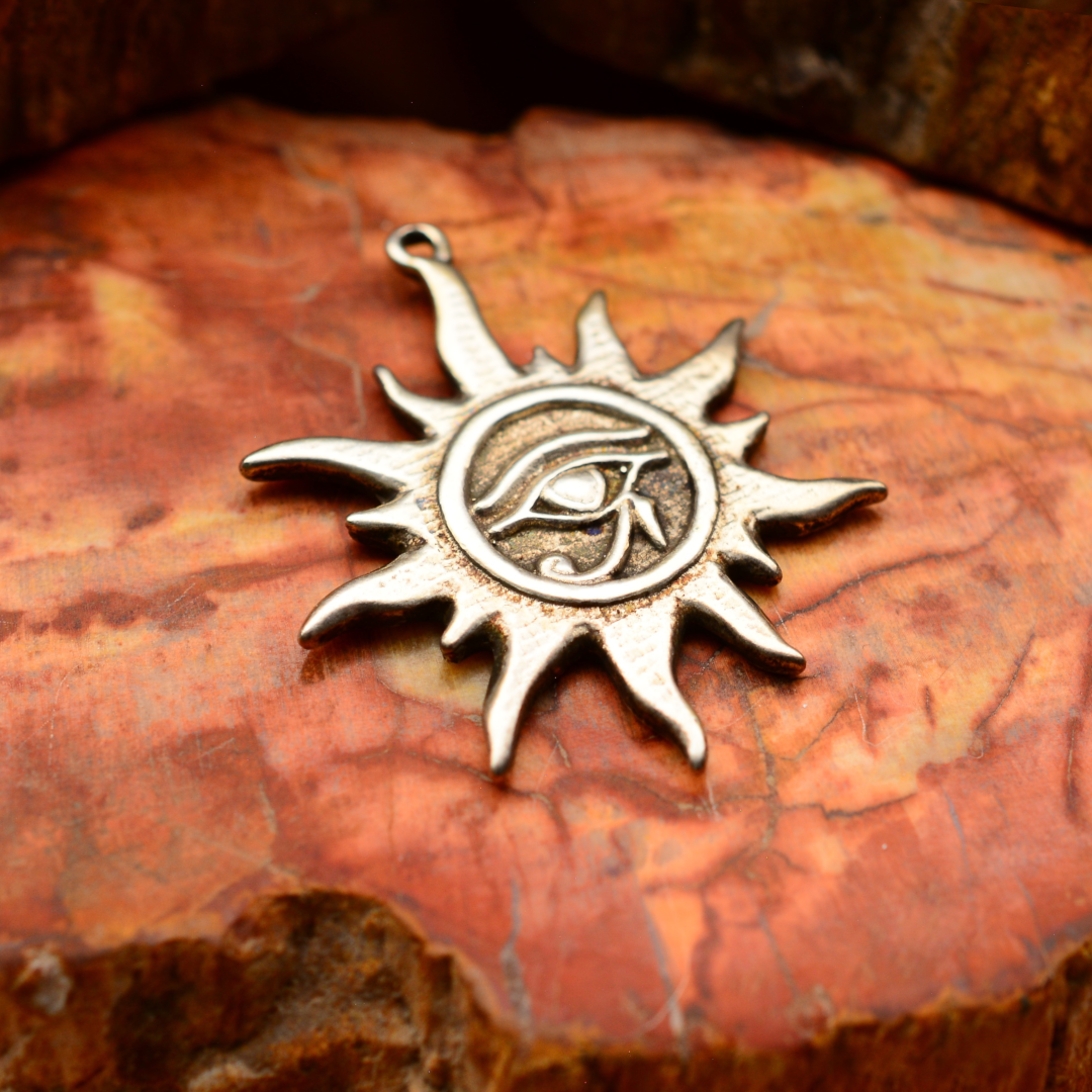 „Auge des Re – Sonnentalisman“-Anhänger aus 925er Silber – oxidierter skulpturaler Schmuck im Boho-Rustik-Stil | Art Diva
