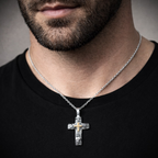 „Reliefkreuz mit goldfarbenen Akzenten“-Anhänger aus 925er Silber – Symbol für Glauben und innere Stärke, Skulpturenschmuck im Boho- und rustikalen Stil | Art Diva