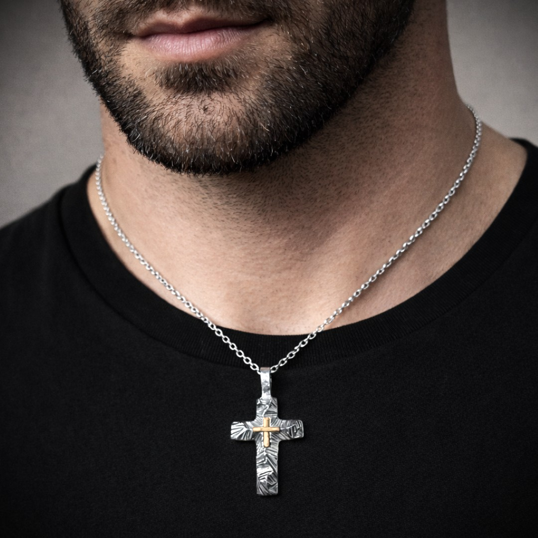 „Reliefkreuz mit goldfarbenen Akzenten“-Anhänger aus 925er Silber – Symbol für Glauben und innere Stärke, Skulpturenschmuck im Boho- und rustikalen Stil | Art Diva