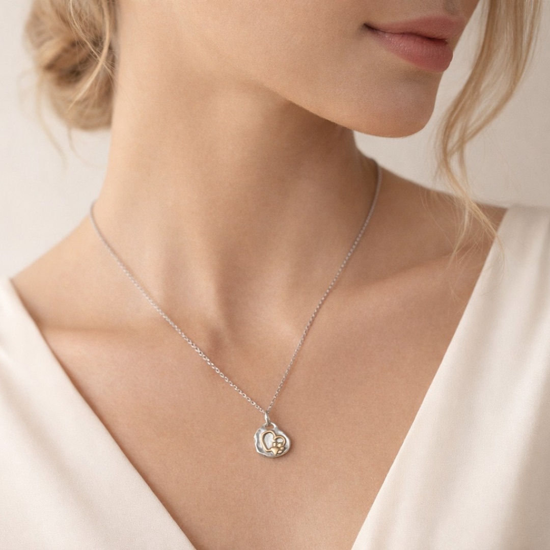 „Pfote im Herzen“-Anhänger aus 925er Silber mit goldfarbenen Akzenten – Talisman für die Liebe zu Tieren, Skulpturenschmuck im Boho- und rustikalen Stil | Art Diva