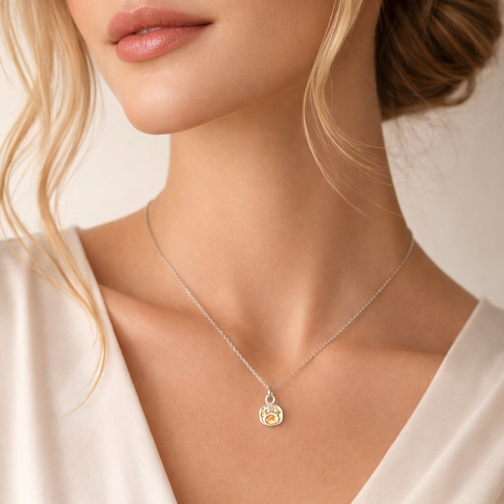925er Silberanhänger „Pfote“ mit goldenen Akzenten – handgefertigter Boho-Talisman für Tierliebe und Geschenk für Hunde- oder Katzenliebhaber | Art Diva