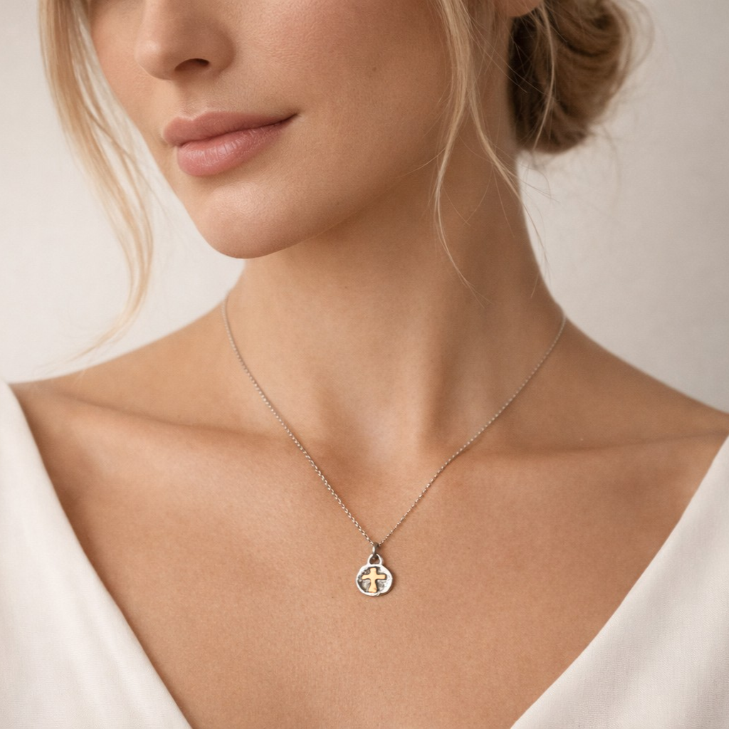 Kreuz-Anhänger mit Relief aus 925er Silber und goldenen Akzenten – handgefertigter Boho-Talisman für Glauben und spirituelle Kraft, ein besonderes Geschenk | Skulpturaler Schmuck aus der Kollektion „Glanz“ | Art Diva