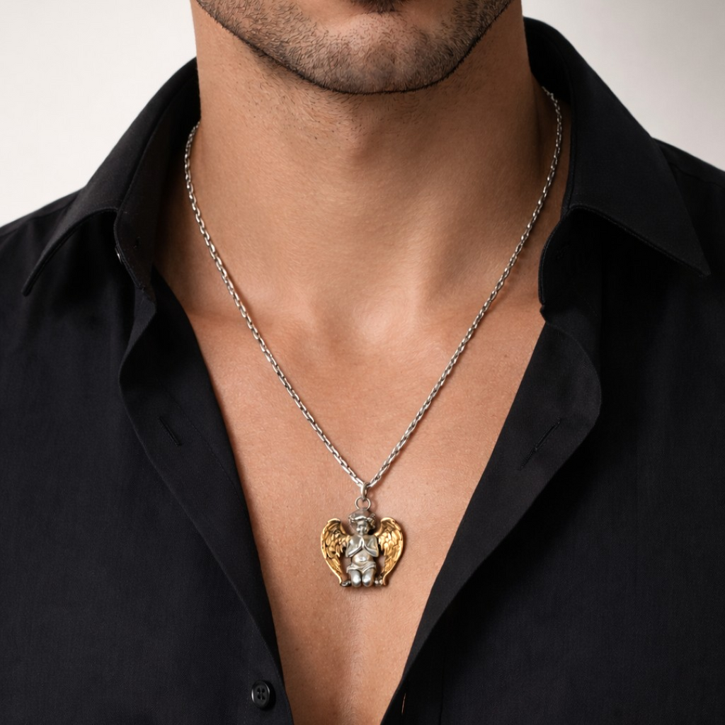 „Engel im Gebet“-Anhänger für Herren aus 925er Silber mit goldfarbenen Flügeln – handgefertigter Talisman für Glauben, Schutz und innere Stärke | Art Diva