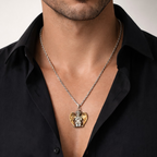 „Engel im Gebet“-Anhänger für Herren aus 925er Silber mit goldfarbenen Flügeln – handgefertigter Talisman für Glauben, Schutz und innere Stärke | Art Diva