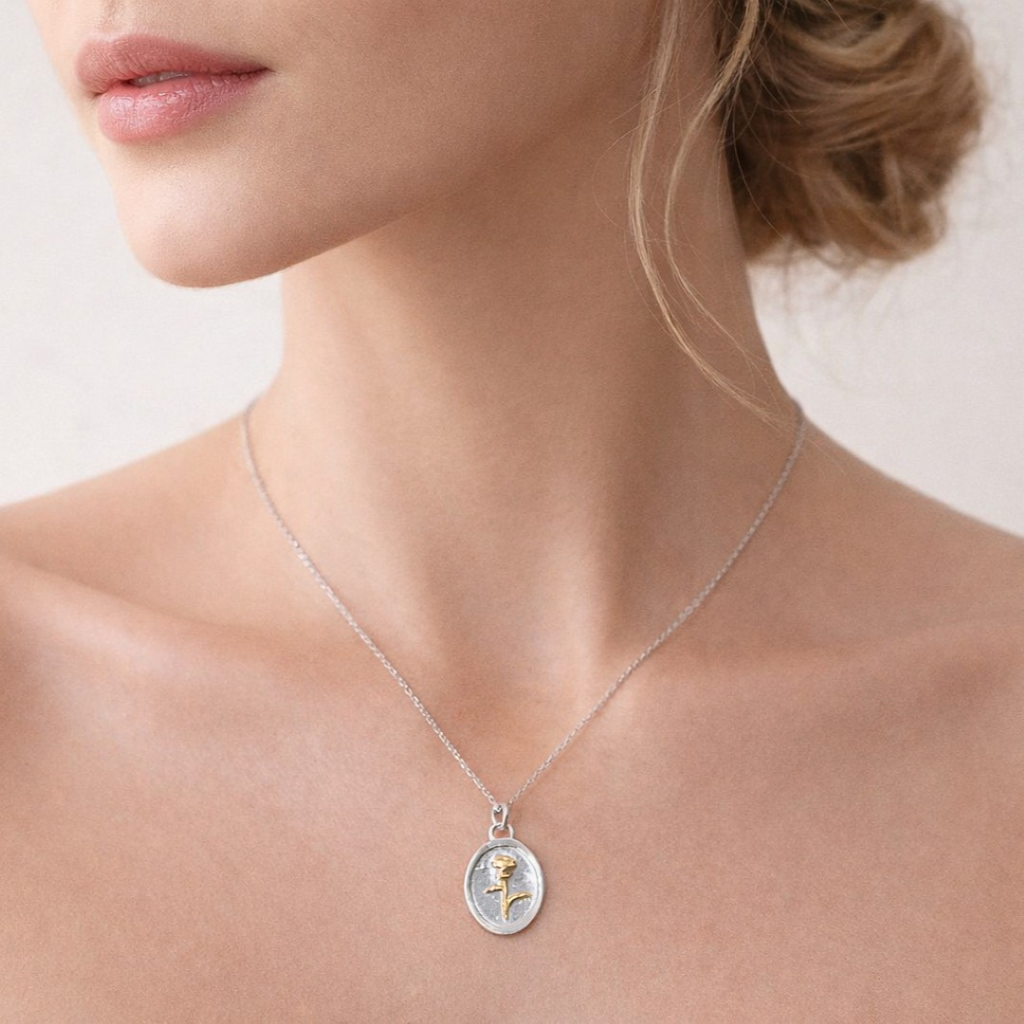 Rosen-Anhänger „Memento Vivere“ aus 925er Silber mit Goldakzenten – handgefertigter Kunstschmuck und Talisman | Art Diva