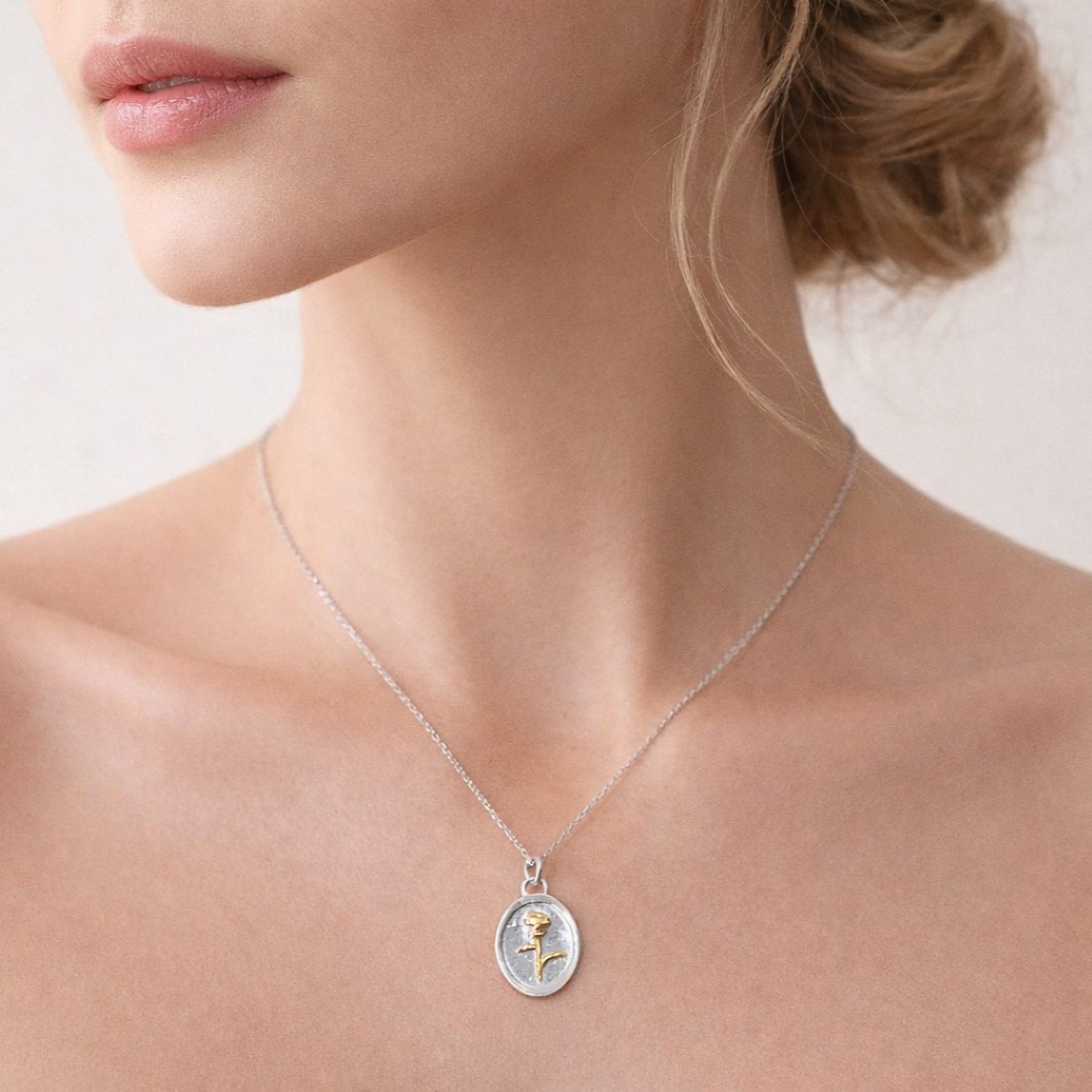 Rosen-Anhänger „Memento Vivere“ aus 925er Silber mit Goldakzenten – handgefertigter Kunstschmuck und Talisman | Art Diva