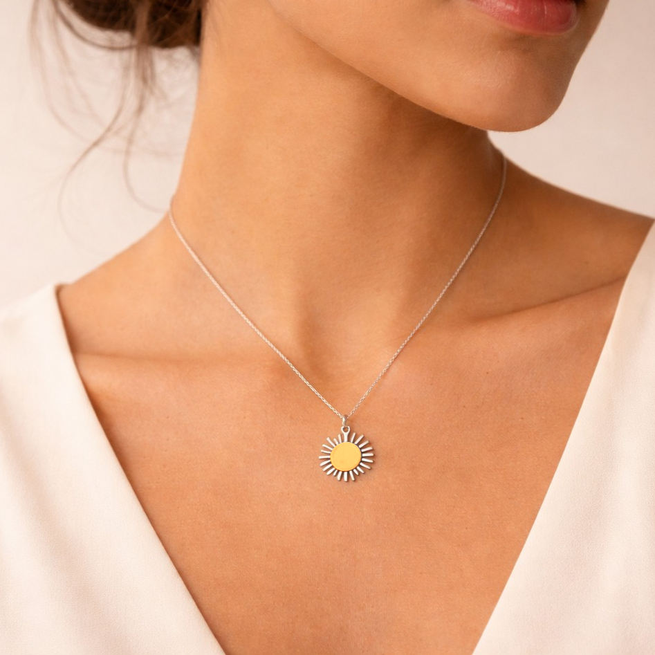 „Sonnenstrahl“ – Anhänger aus 925er Silber, Talisman für Wärme, Licht und Hoffnung, handgefertigter Skulpturenschmuck im Boho- und rustikalen Stil | Art Diva
