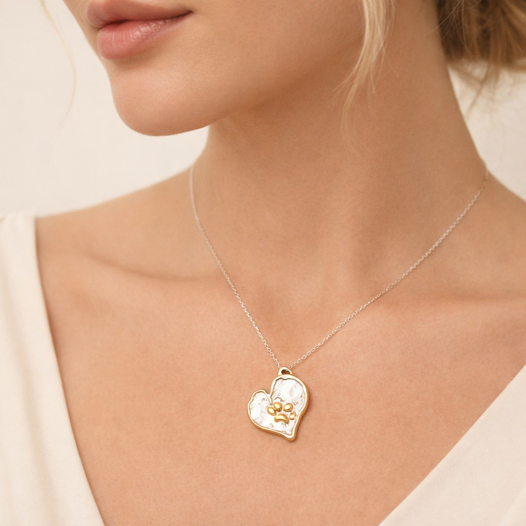 Herz-Anhänger mit Pfote aus 925er Silber und goldfarbenen Akzenten – Talisman für Treue und Tierliebe, handgefertigter Skulpturenschmuck im Boho- und rustikalen Stil, Kollektion „Glanz“ | Art Diva