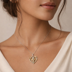 „Engel im Herzen“-Anhänger aus 925er Silber mit vergoldeten Akzenten – Talisman für Liebe und Schutz, Skulpturenschmuck im Boho- und rustikalen Stil | Art Diva