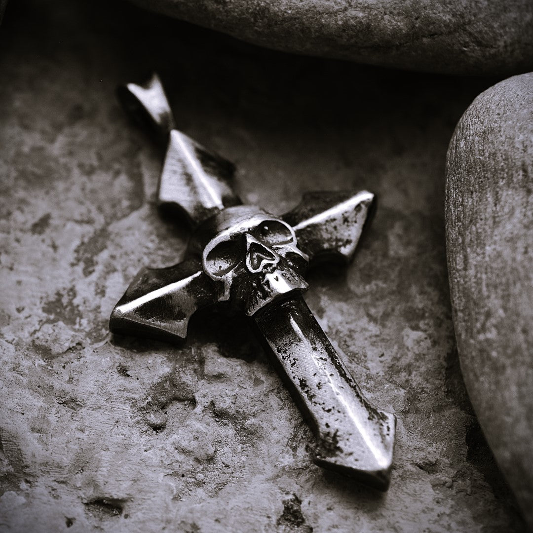 „Memento Mori“-Kreuzanhänger für Herren aus 925er Silber – Symbol für Tod und Ewigkeit | Art Diva