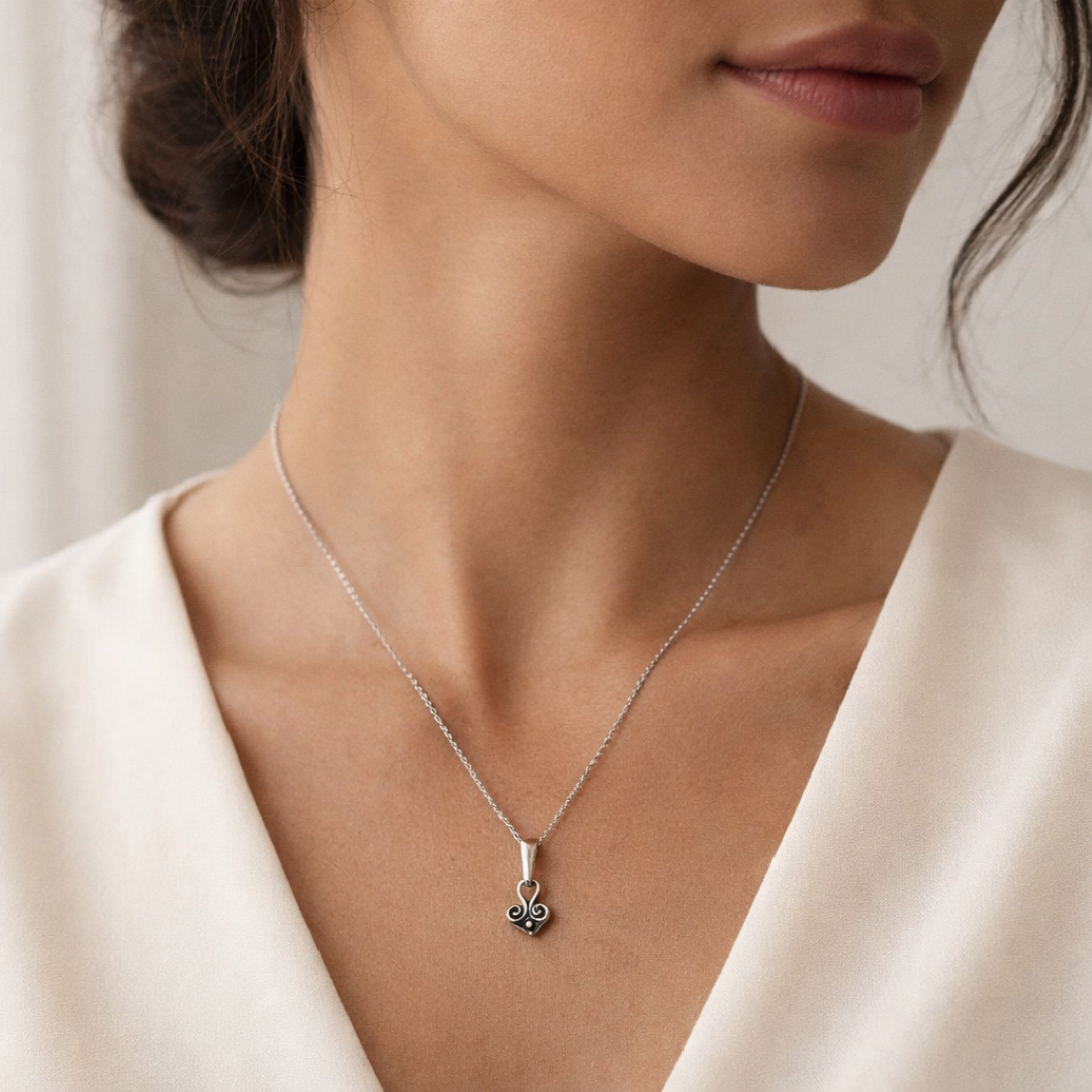 Herzanhänger aus 925er Silber – handgefertigter Liebestalisman und Skulpturenschmuck im Boho-Stil, ideales Geschenk für Mutter, Tochter oder Freundin | Art Diva