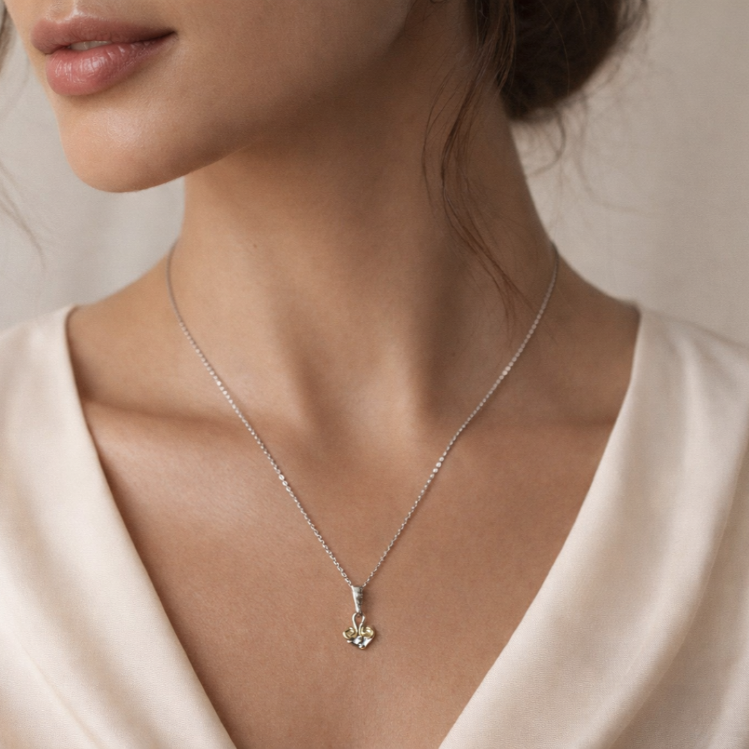Liebestalisman – handgefertigter Herzanhänger aus 925er Silber mit goldfarbenen Akzenten im Boho- und rustikalen Stil | Art Diva