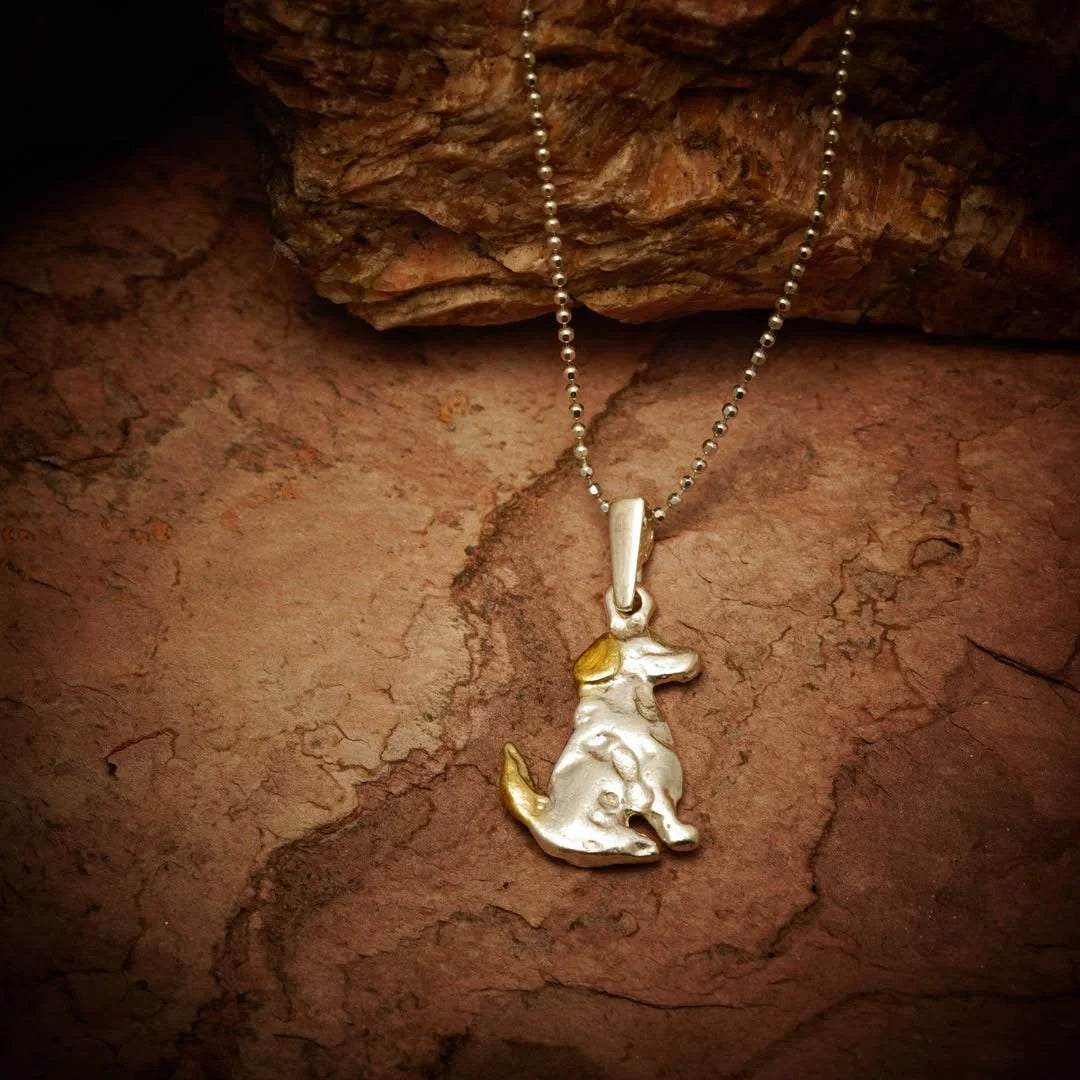 Hund-Anhänger aus 925er Silber mit goldfarbenen Akzenten – Talisman für Treue, Tierliebe und die Verbundenheit mit dem eigenen Haustier | Art Diva