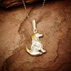 Hund-Anhänger aus 925er Silber mit goldfarbenen Akzenten – Talisman für Treue, Tierliebe und die Verbundenheit mit dem eigenen Haustier | Art Diva