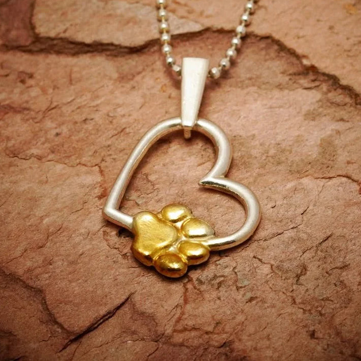 „Herz und Pfote“-Anhänger aus 925er Silber mit goldfarbenen Akzenten – Talisman für die Liebe zu Tieren, Skulpturenschmuck im Boho- und rustikalen Stil | Art Diva