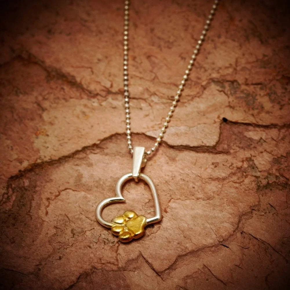 „Herz und Pfote“-Anhänger aus 925er Silber mit goldfarbenen Akzenten – Talisman für die Liebe zu Tieren, Skulpturenschmuck im Boho- und rustikalen Stil | Art Diva