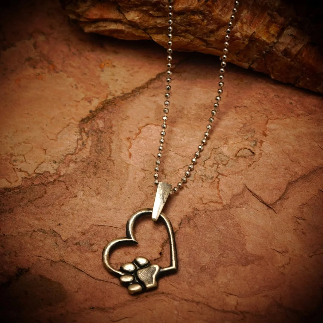 „Herz und Pfote“-Anhänger aus 925er Silber – Symbol der Tierliebe sowie Talisman für Treue und bedingungslose Liebe, oxidierter Skulpturenschmuck im Boho- und rustikalen Stil | Art Diva