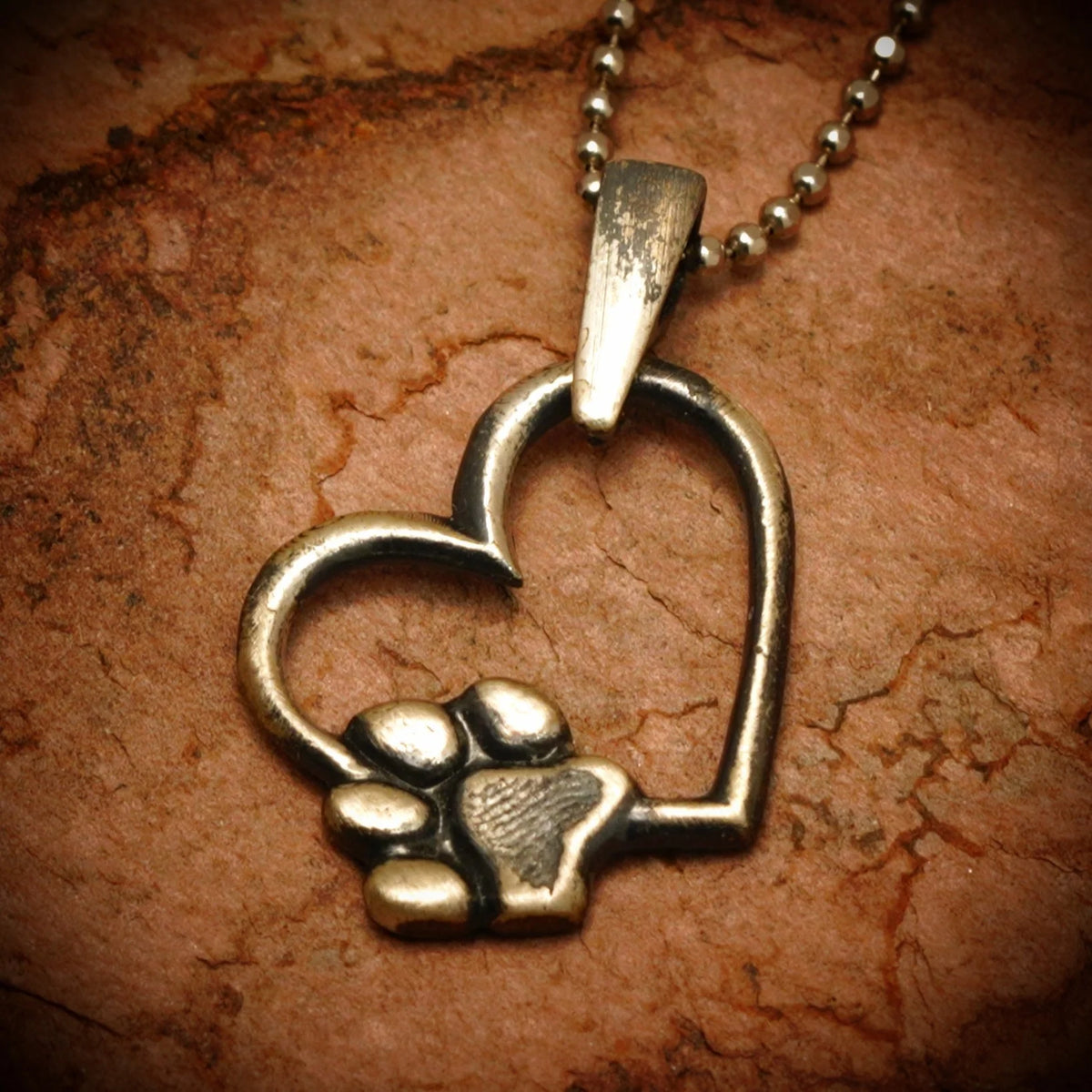 „Herz und Pfote“-Anhänger aus 925er Silber – Symbol der Tierliebe sowie Talisman für Treue und bedingungslose Liebe, oxidierter Skulpturenschmuck im Boho- und rustikalen Stil | Art Diva