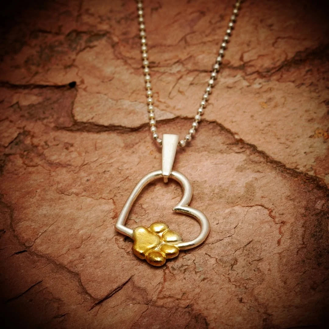 „Herz und Pfote“-Anhänger aus 925er Silber mit goldfarbenen Akzenten – Talisman für die Liebe zu Tieren, Skulpturenschmuck im Boho- und rustikalen Stil | Art Diva