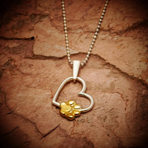 „Herz und Pfote“-Anhänger aus 925er Silber mit goldfarbenen Akzenten – Talisman für die Liebe zu Tieren, Skulpturenschmuck im Boho- und rustikalen Stil | Art Diva